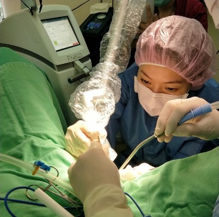 海亞大健康院長Dr Connie洪芝晨醫師，使用菲蜜莉雷射進行治療。